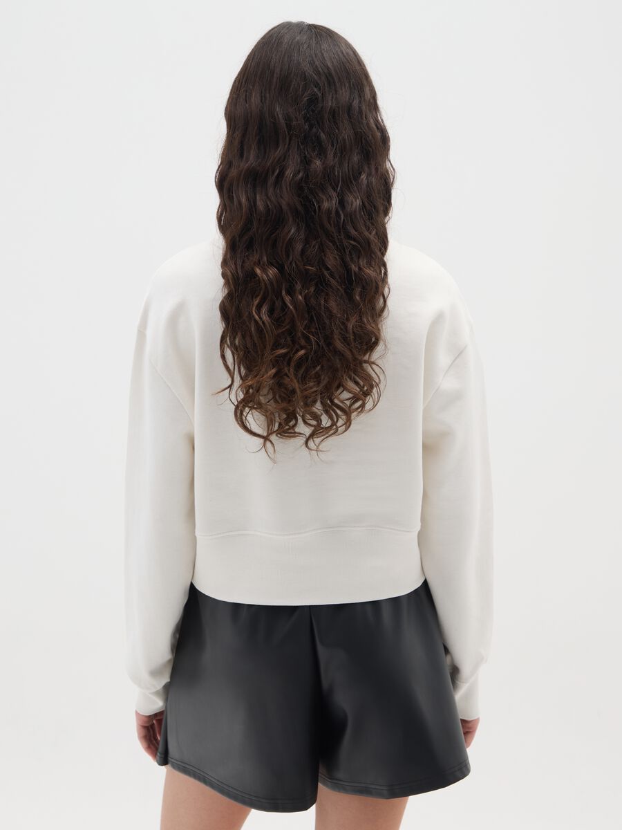 Felpa bianca da ragazza in puro cotone regular fit con stella ricamata_1