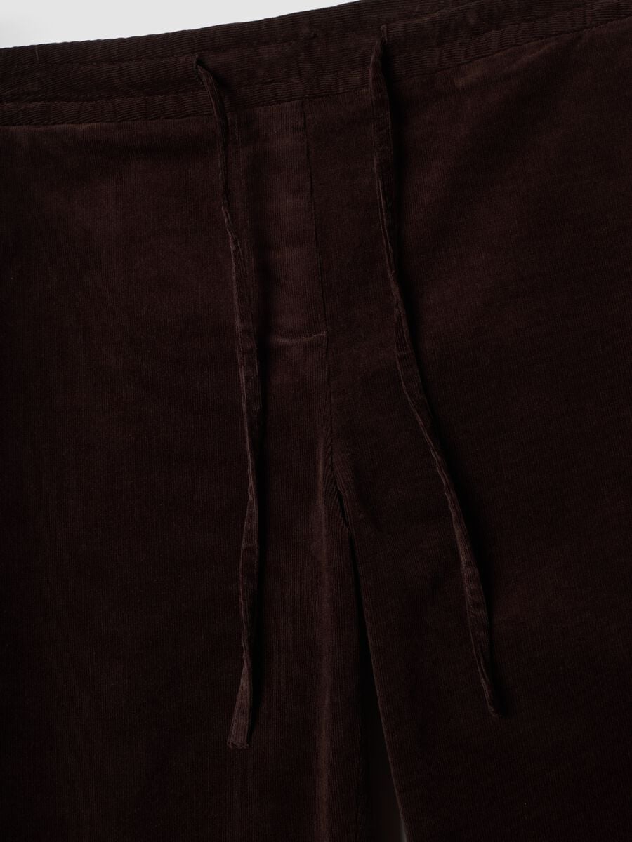 Pantaloni marroni in cotone elasticizzato a coste con vita elasticizzata_5