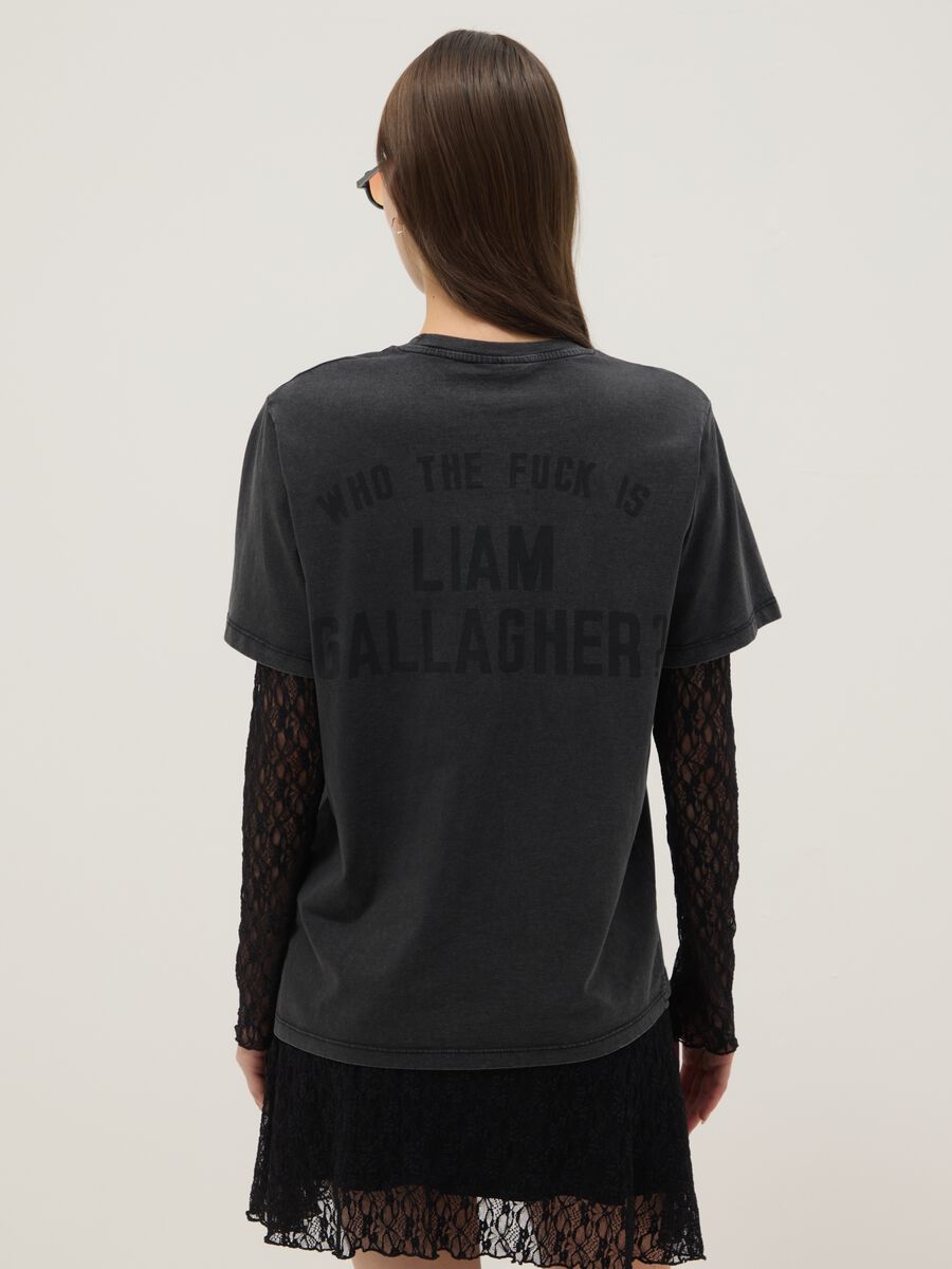 Black pure cotton t-shirt with a regular oversized fit_4