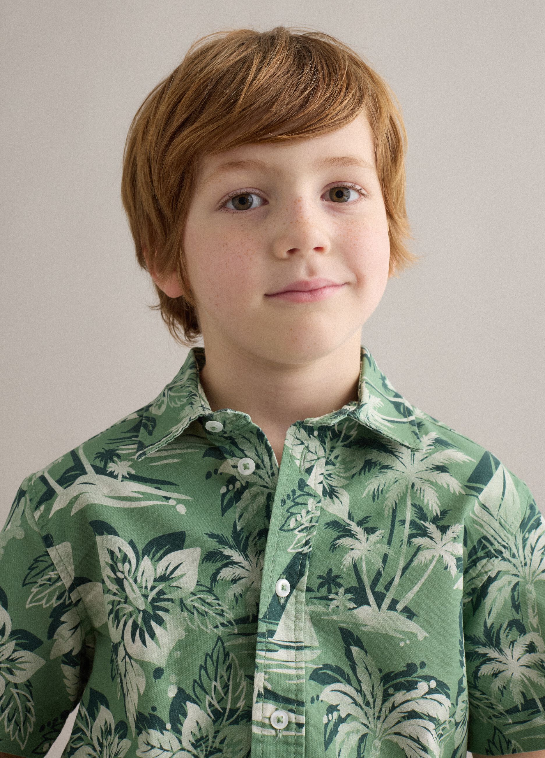 Camicia verde in puro cotone con stampa tropicale over fit