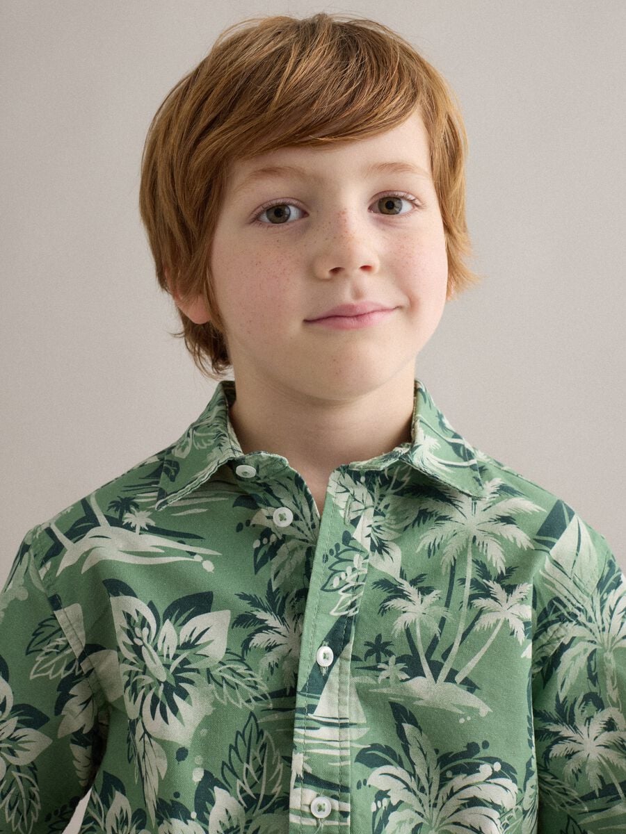 Camicia verde in puro cotone con stampa tropicale over fit_2