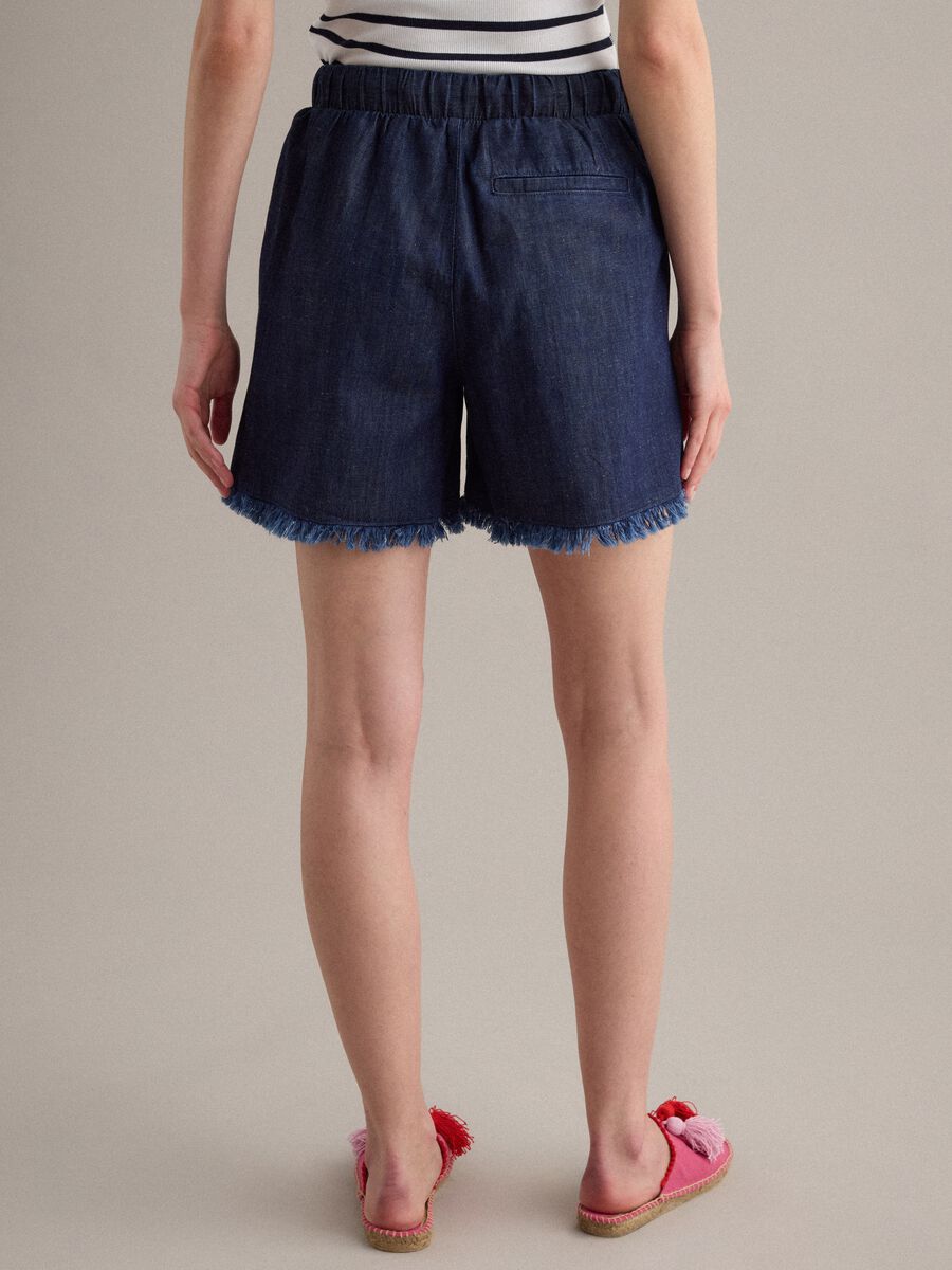 Shorts denim blu in misto cotone regular fit con bordo sfrangiato_2