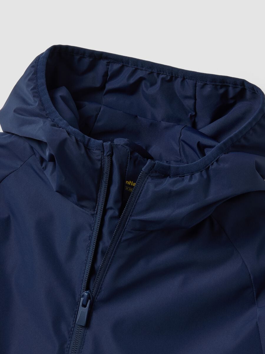 Giacca antipioggia blu con cappuccio e zip per ragazzo_2