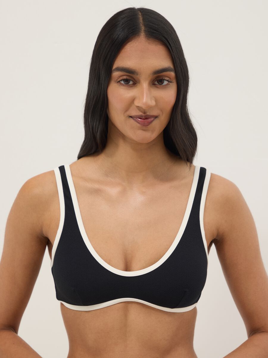 Top bikini in tessuto elasticizzato nero con bordi bianchi_0