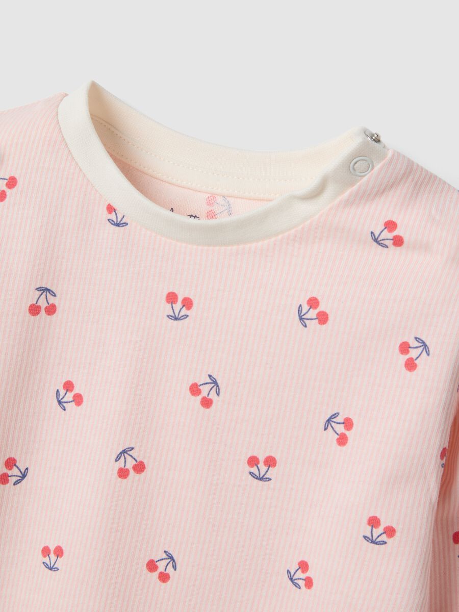 Pigiama in puro cotone rosa da neonata regular fit con ciliegie_2