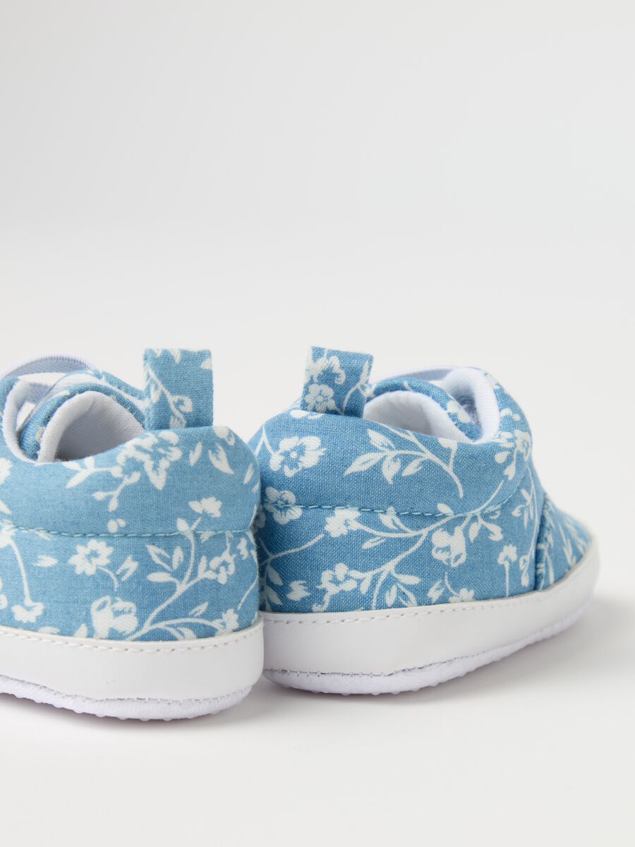 Scarpine in denim con stampa floreale _1