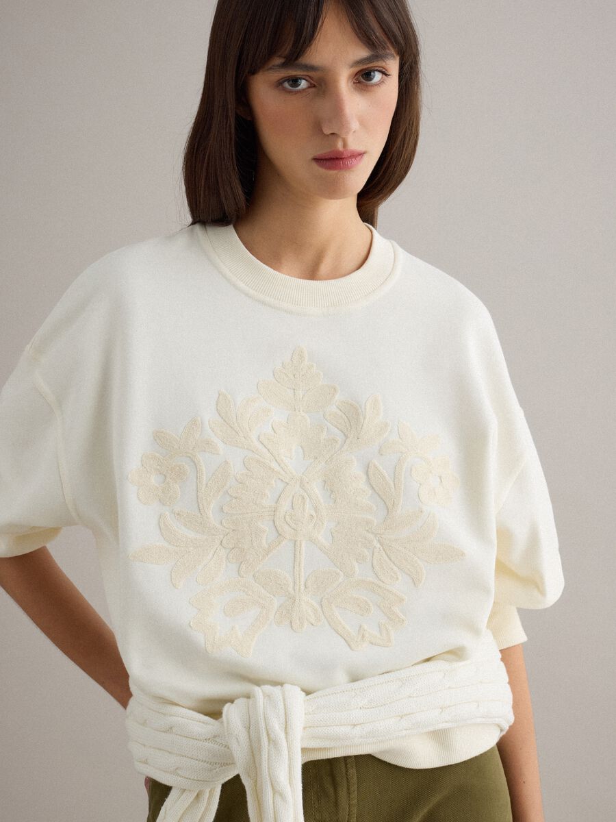 White cotton blend crew neck jumper regular fit with floral embroidery_3