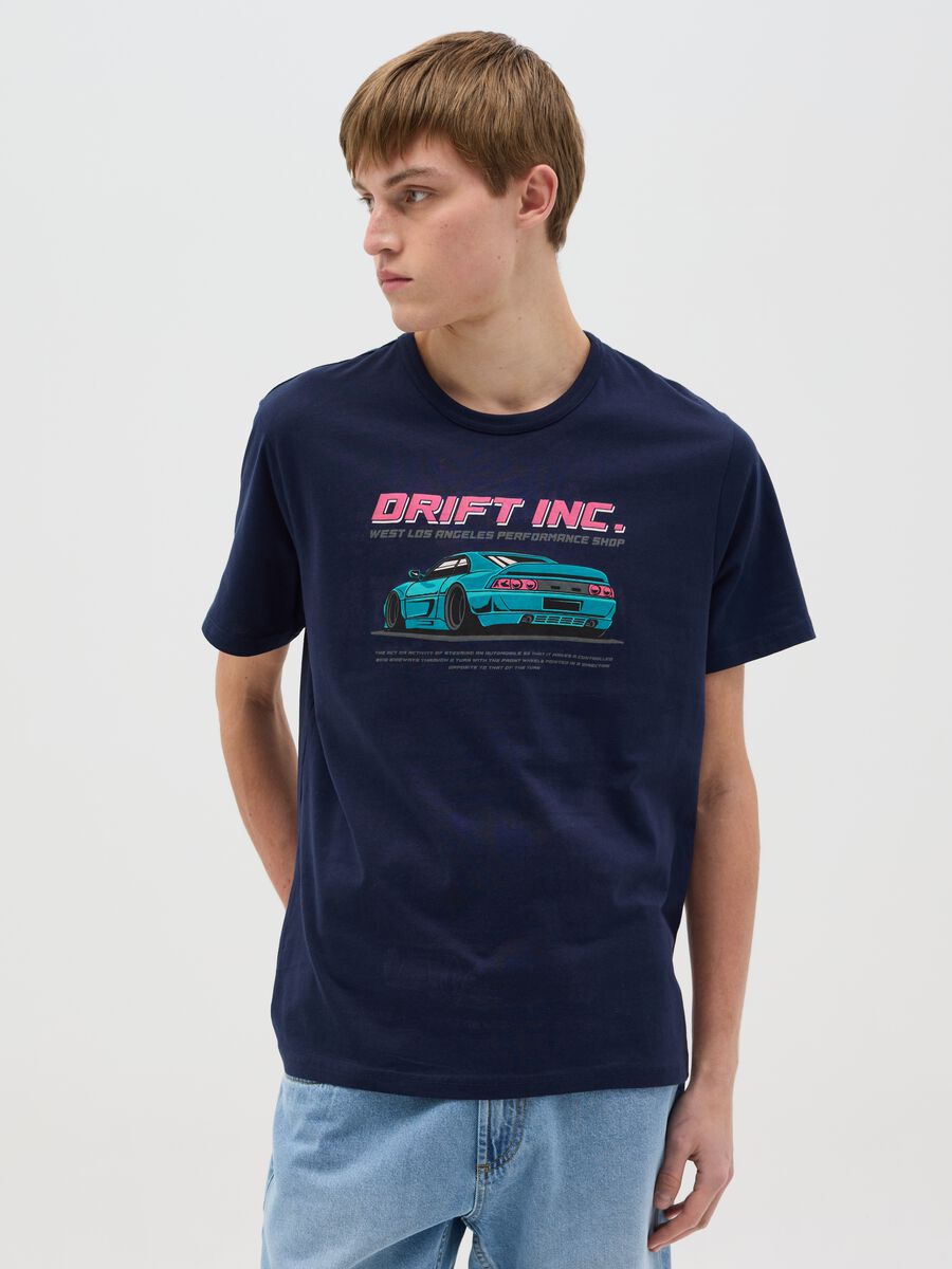 Cotton T-shirt with "Drift Inc" racing car print_0