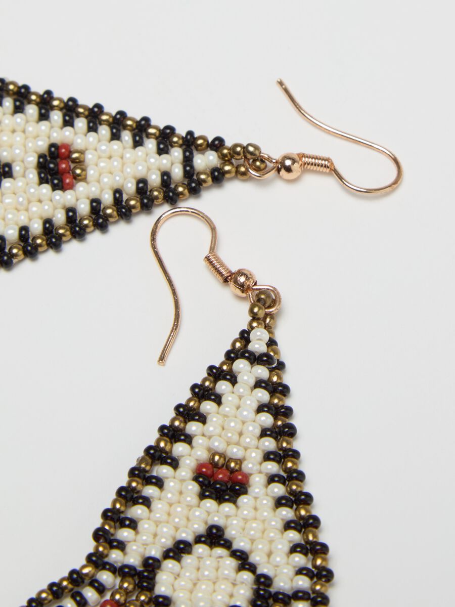 Pendant earrings with ethnic motif_1