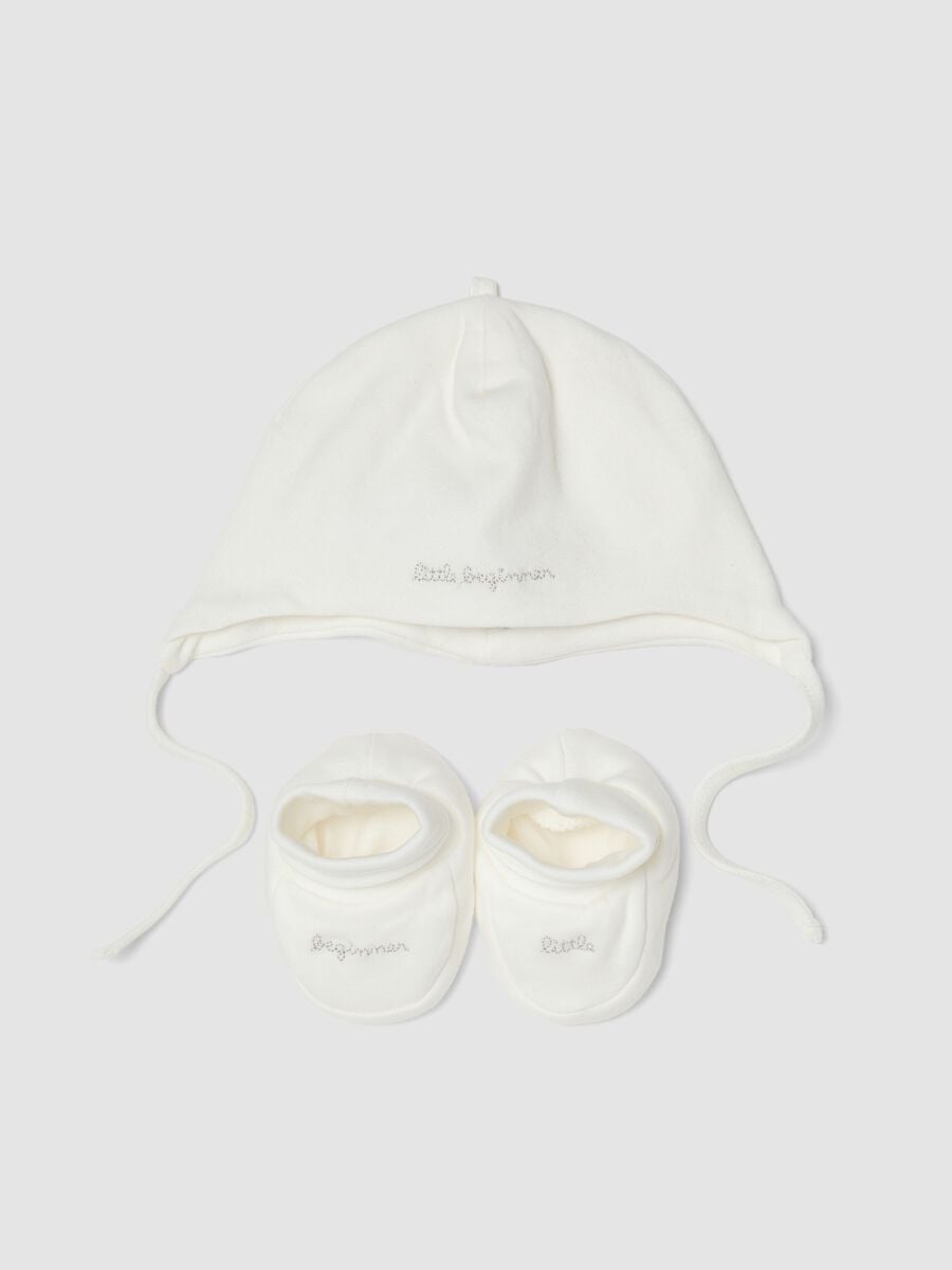 Set bianco con cappellino e scarpine foderate_0
