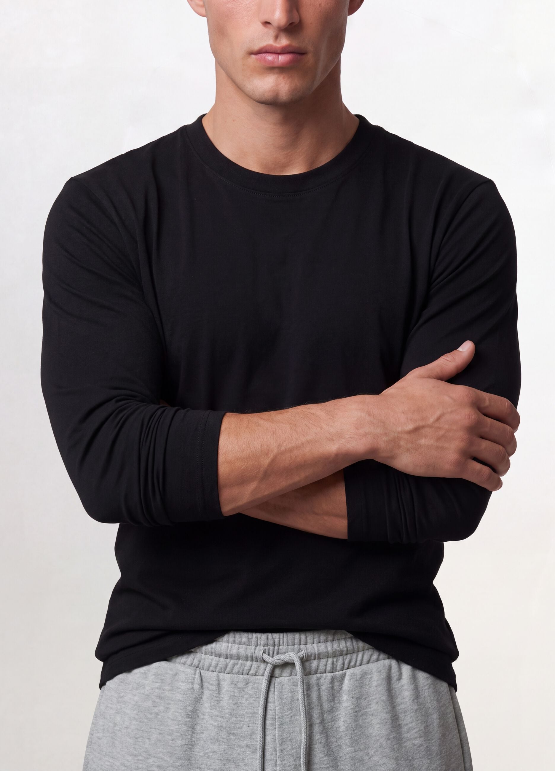 Black long-sleeve crew-neck T-shirt in 100% organic cotton