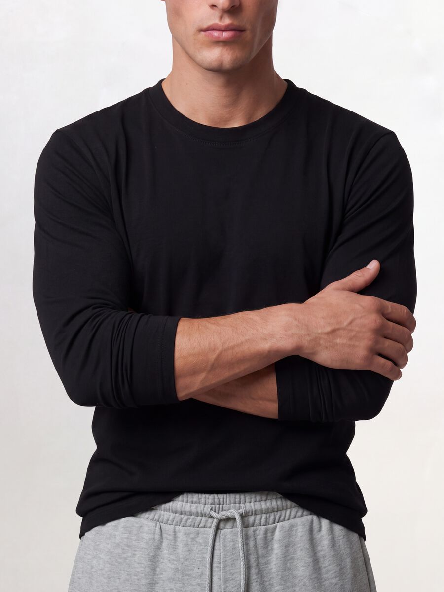 T-shirt nera a maniche lunghe in puro cotone organico con girocollo_2