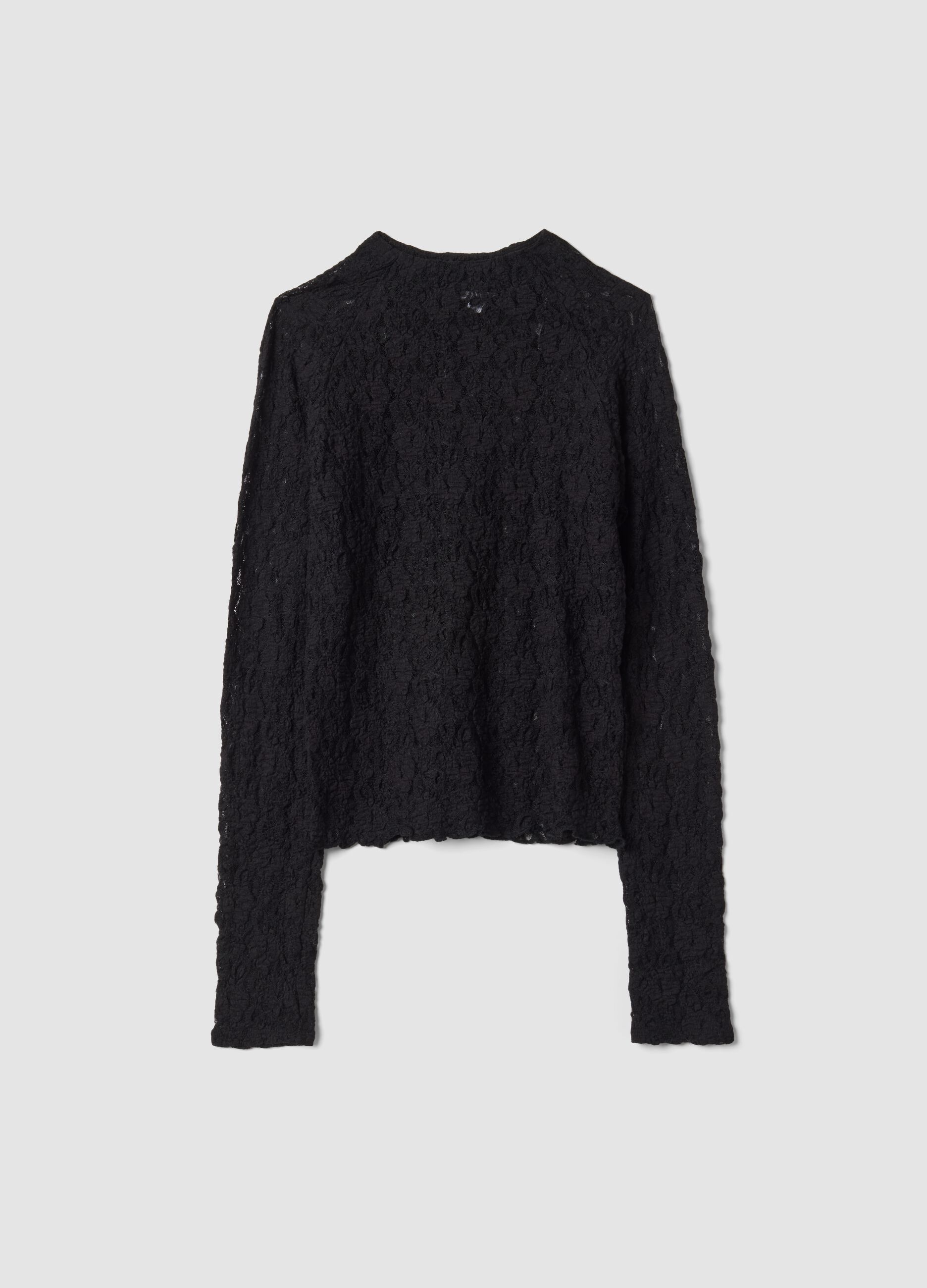 T-shirt nera in tessuto elasticizzato traforato con colletto rialzato