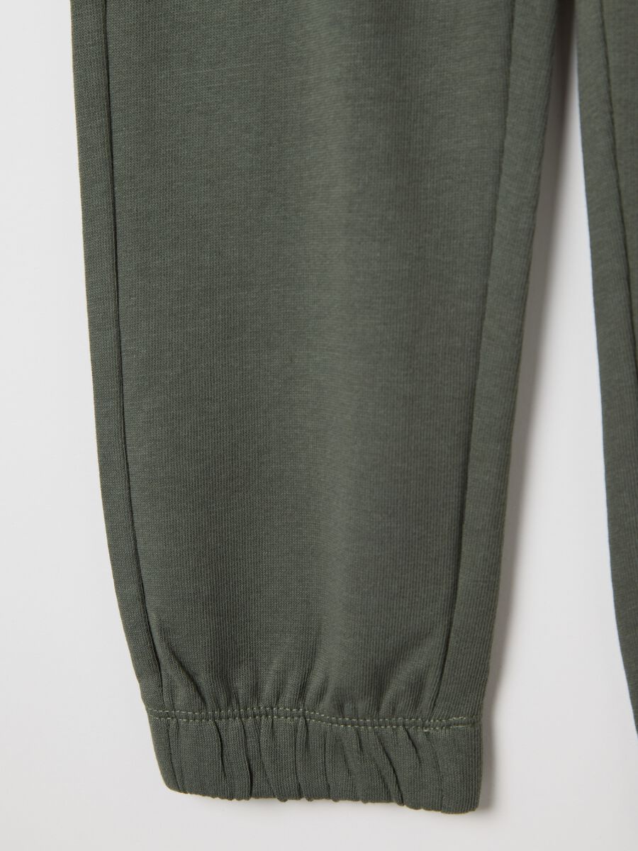 Green cotton joggers with drawstring and print_3