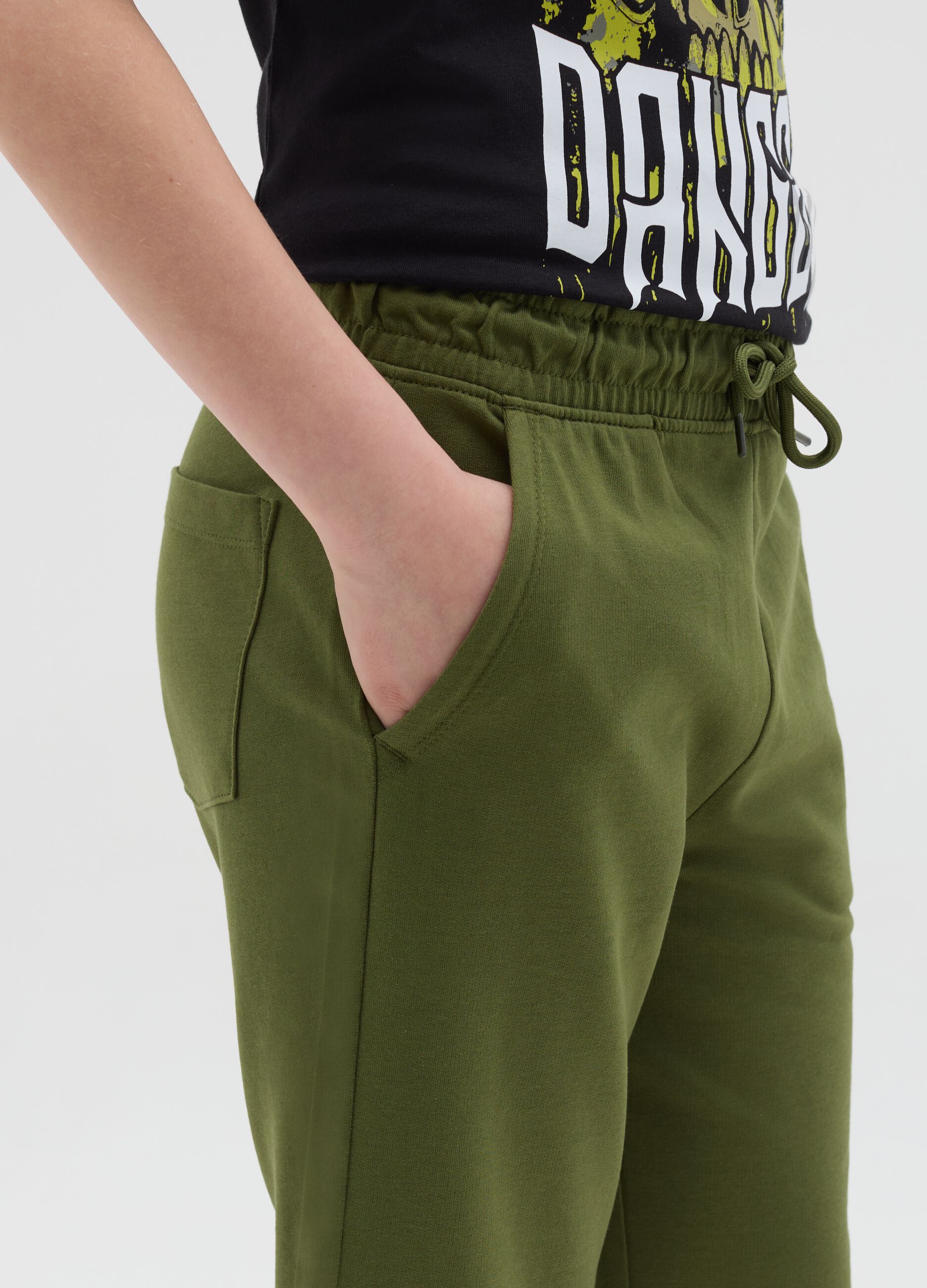Green fleece Bermuda shorts with pockets and drawstring