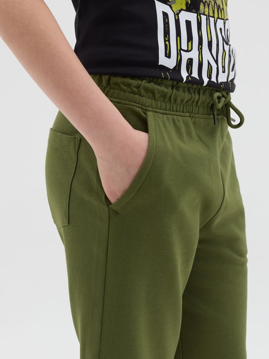 Green fleece Bermuda shorts with pockets and drawstring_1
