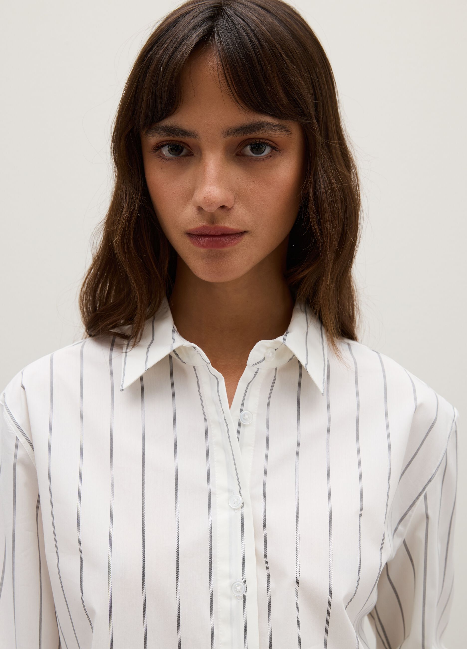 Striped white shirt in stretch fabric