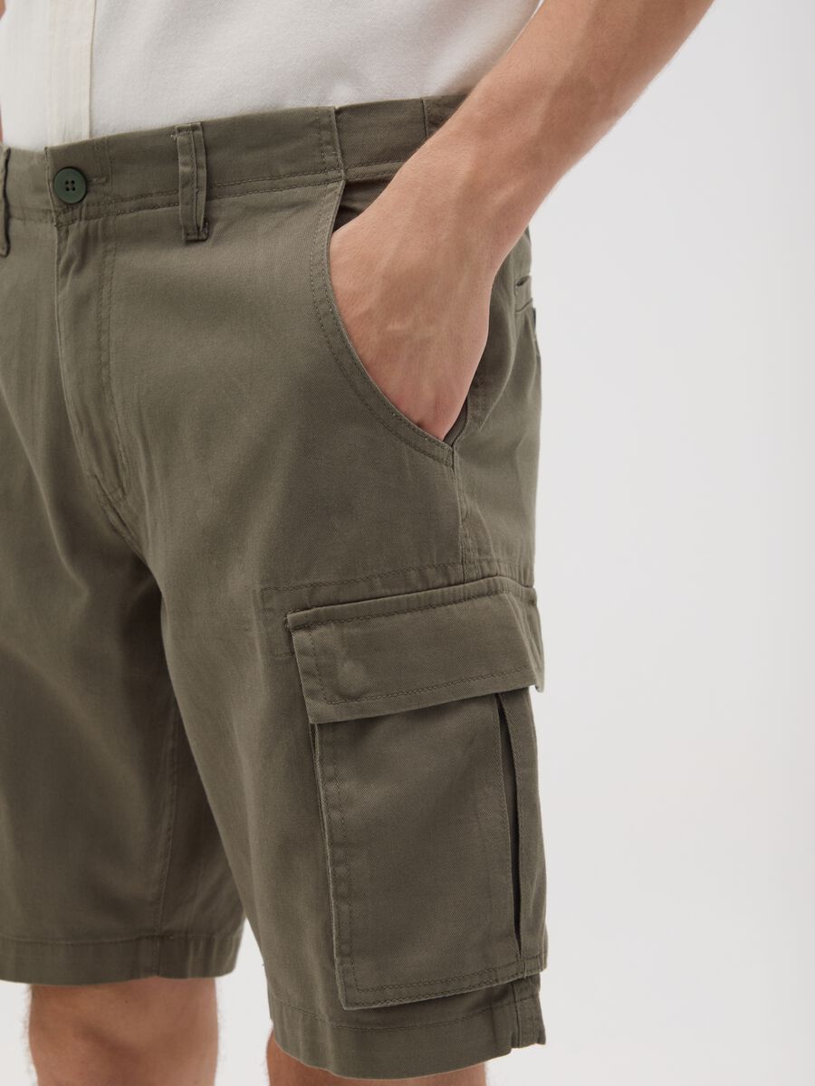 Bermuda da uomo in puro cotone verde regular fit_2