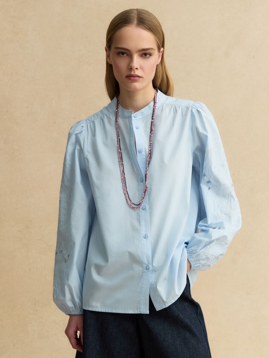 Camicia in puro cotone azzurra regular fit con ricami_1