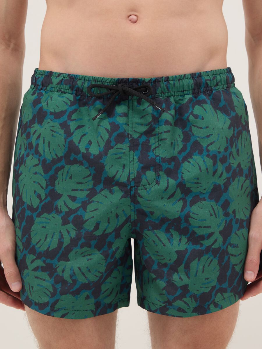 Boxer da mare con fantasia tropicale multicolor_1