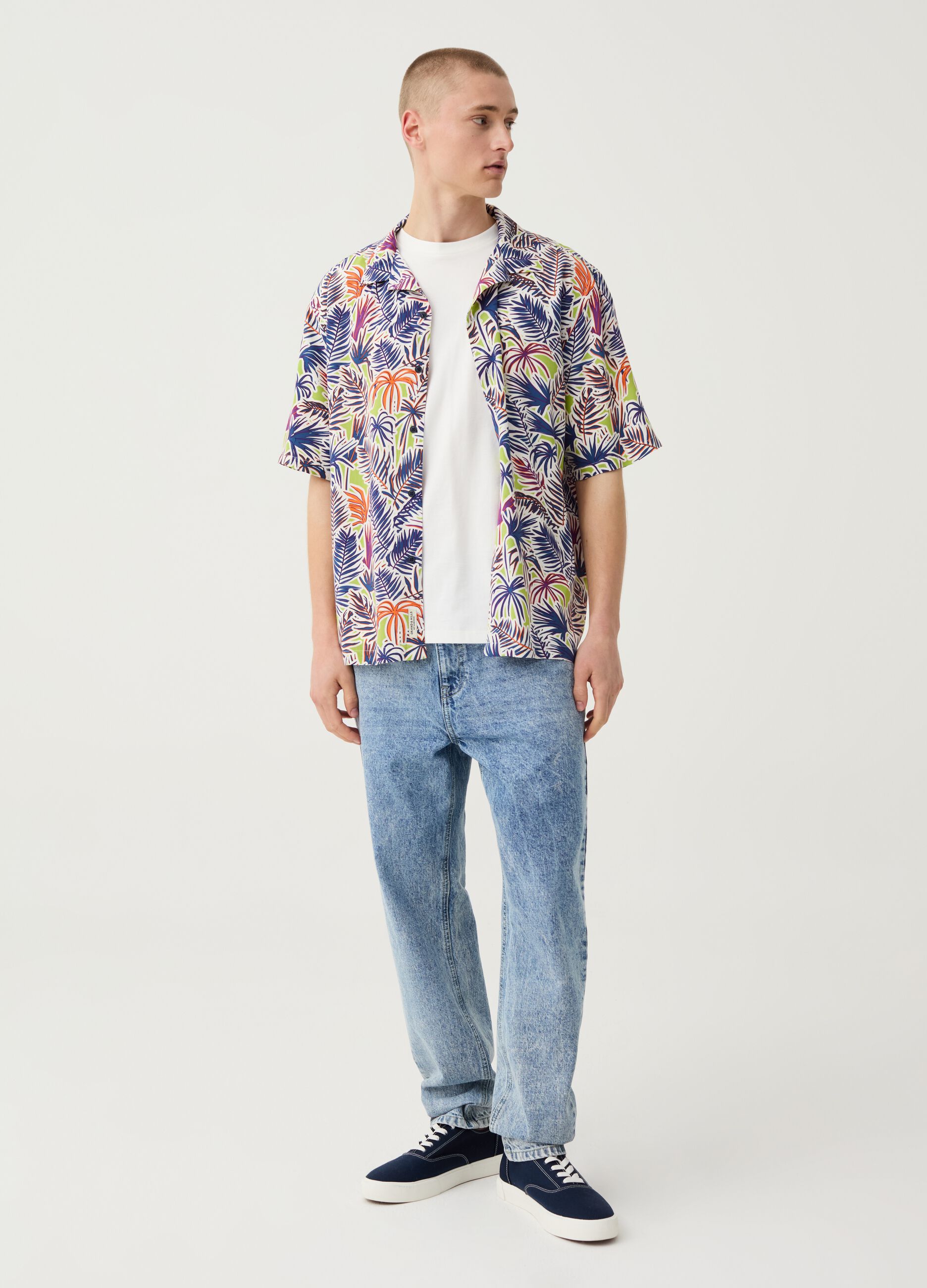 Short-sleeved shirt with palms print