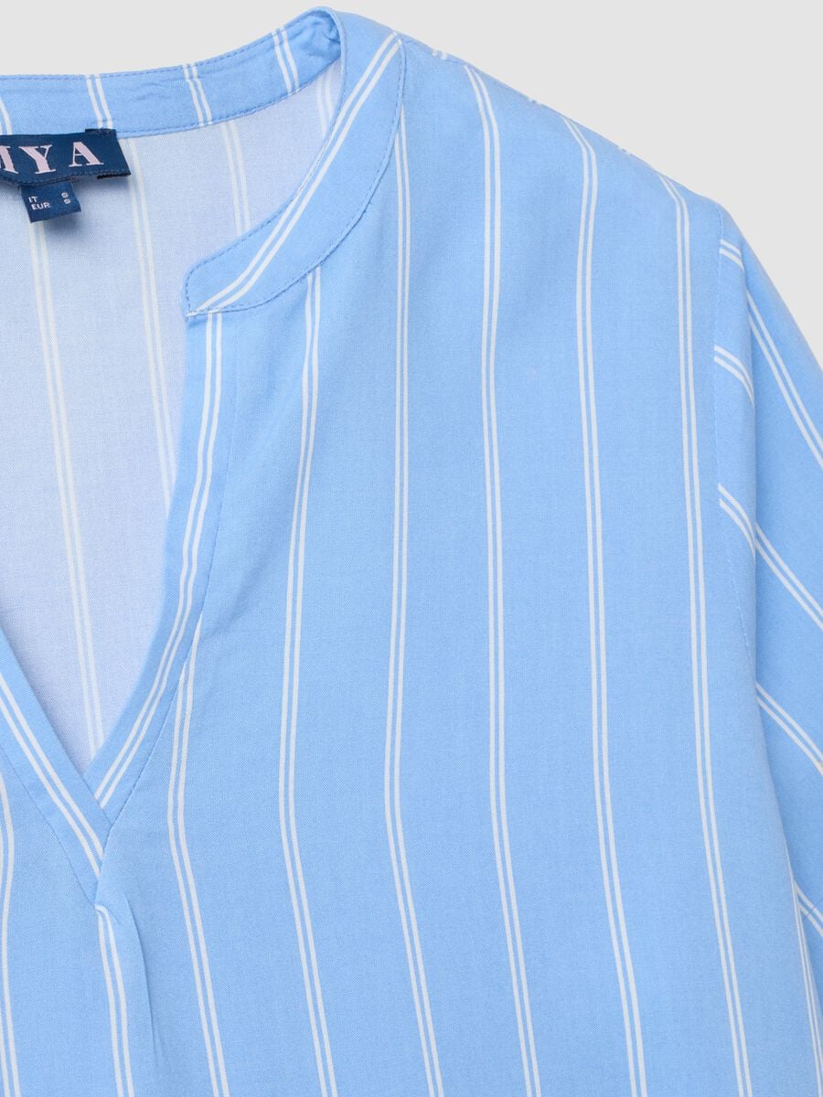 Blusa azzurra a righe in pura viscosa con collo coreano regular fit_6