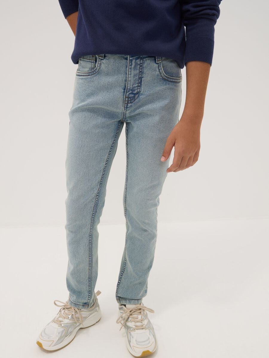 Jeans azzurri in cotone elasticizzato regular fit per ragazzo_2