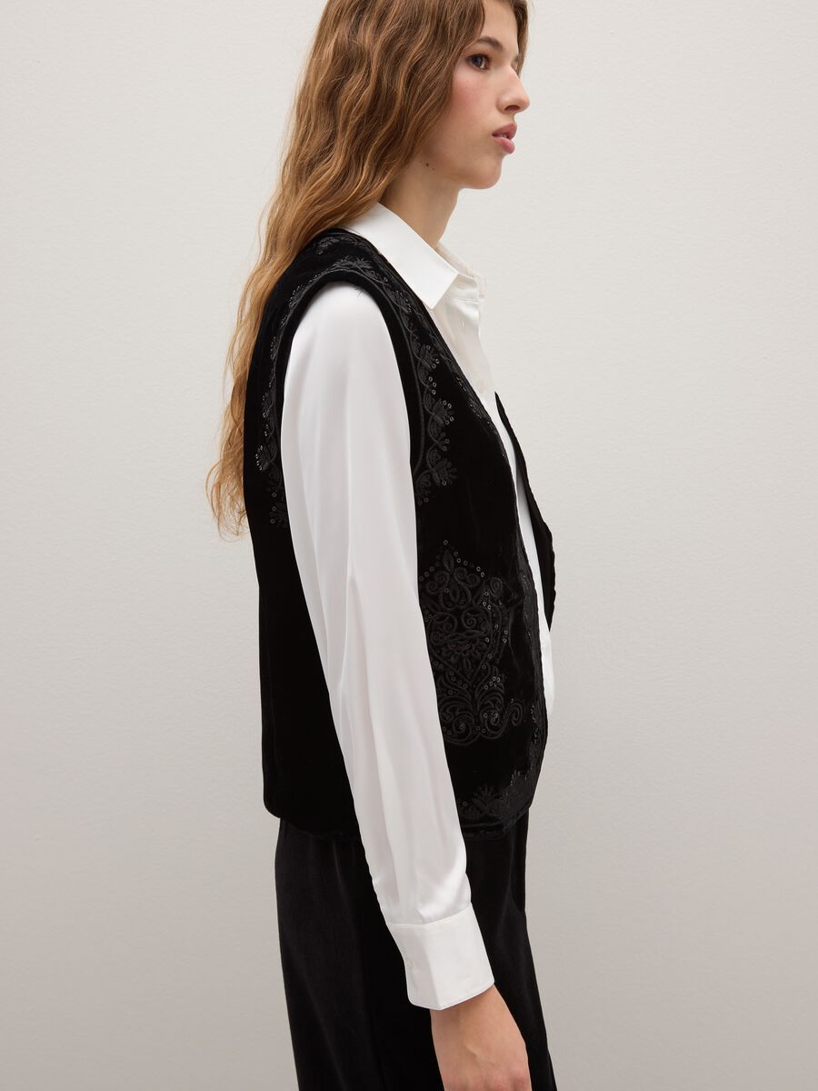 Hand-embroidered black slim fit waistcoat_3