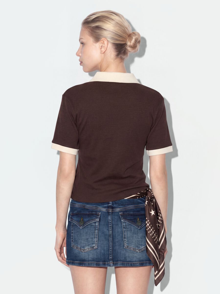 Polo crop marrone in cotone elasticizzato con stampa regular fit_2