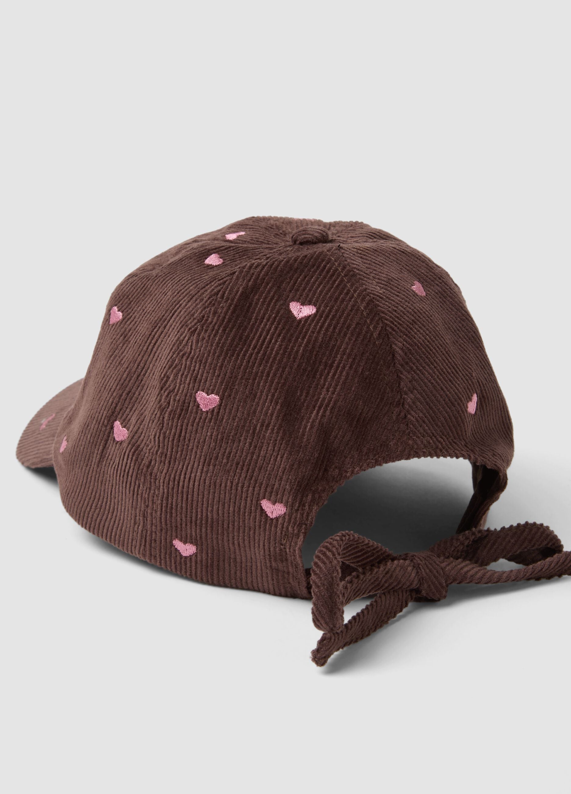 Cappello marrone in puro cotone a coste con cuori