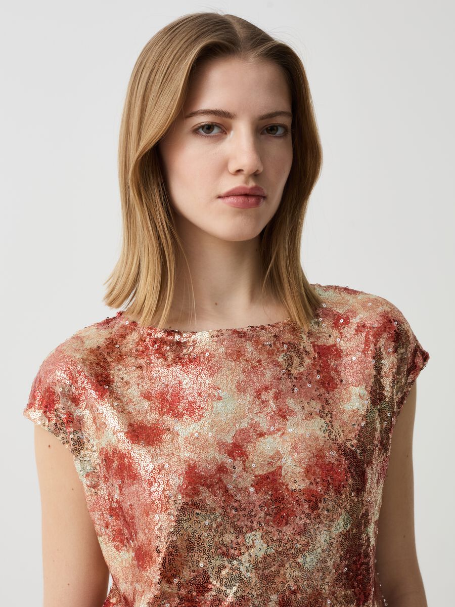 Short-sleeved top with all-over sequins_1