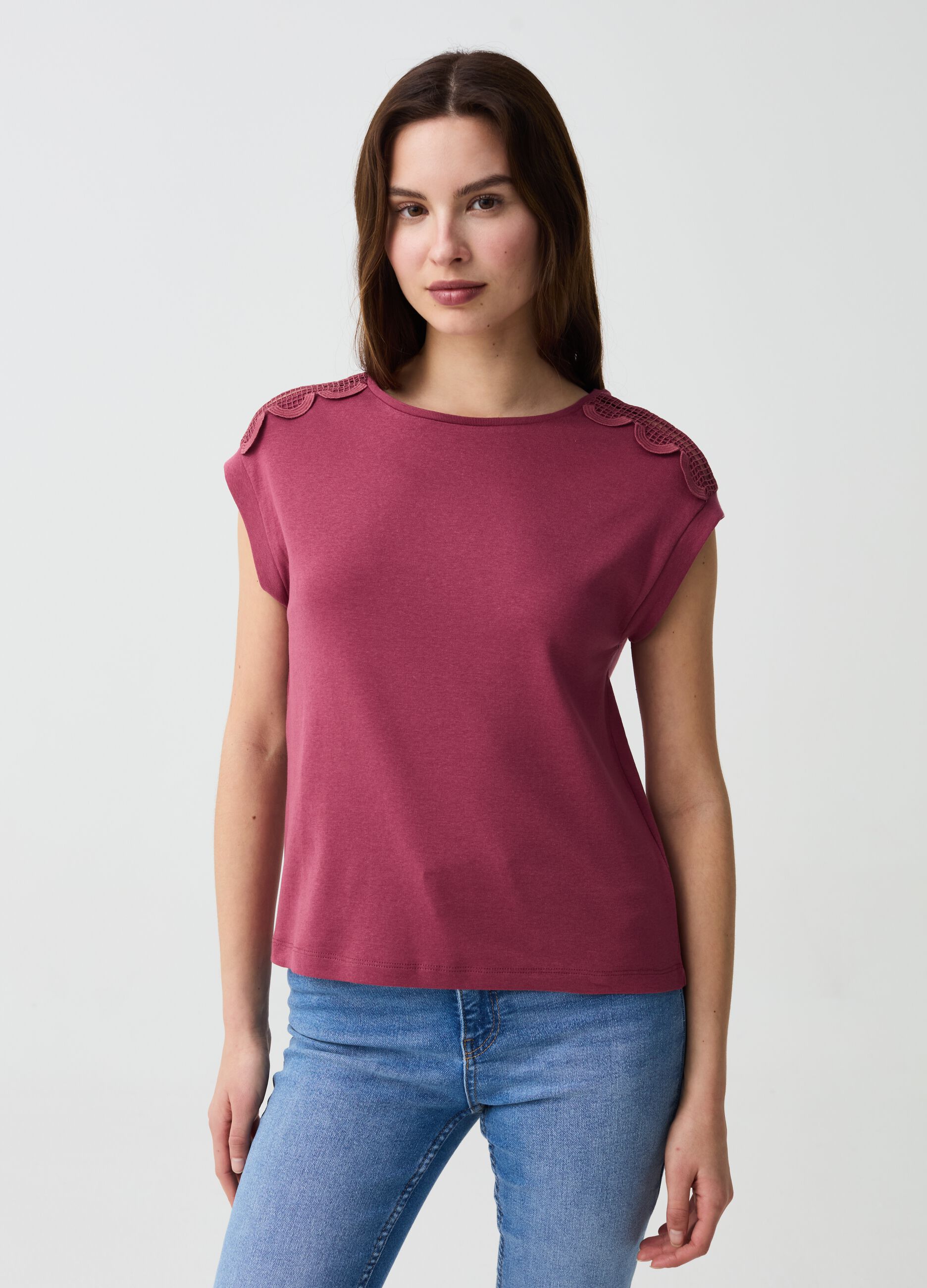Sleeveless T-shirt with crochet application