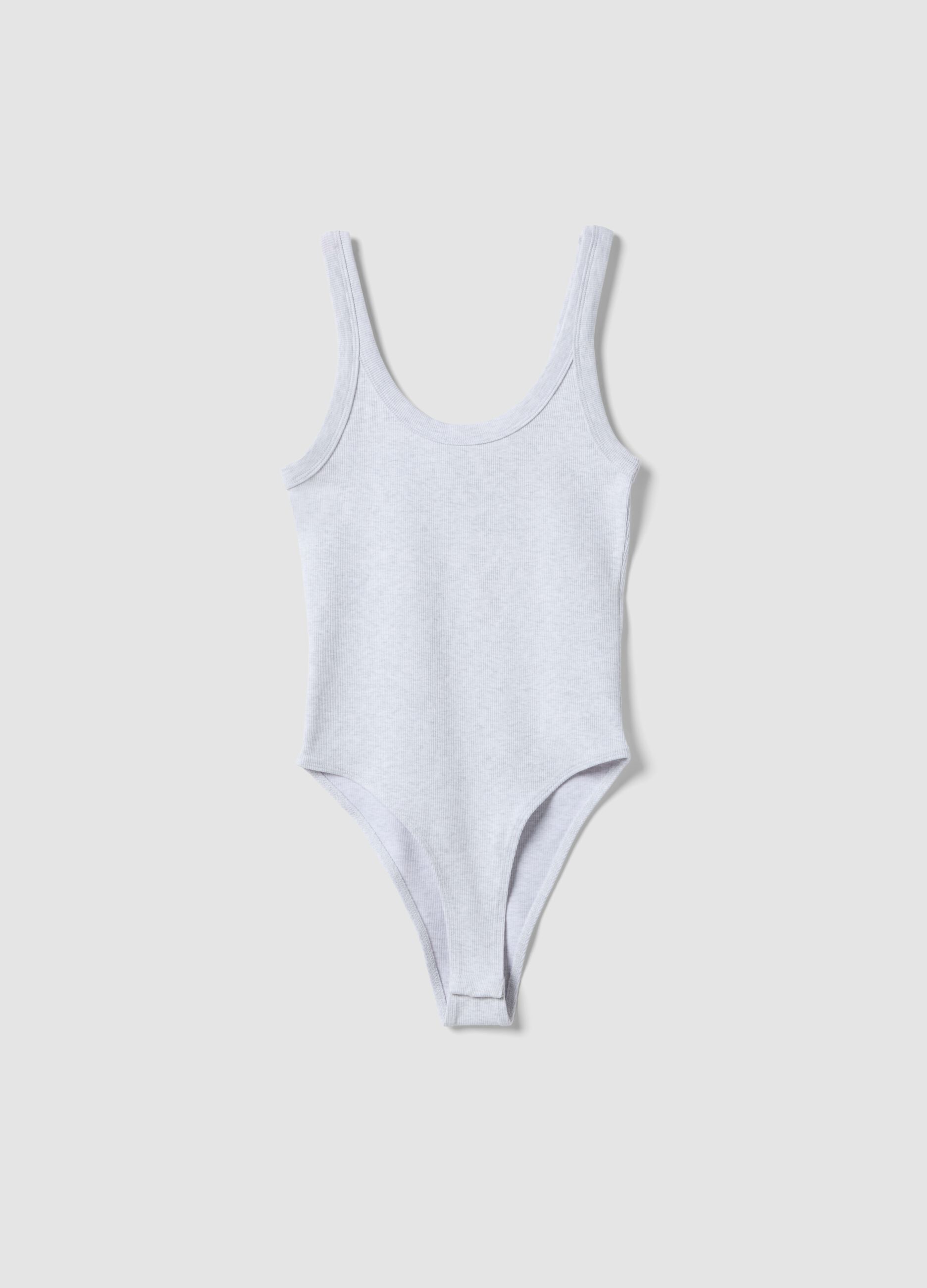 Body grigio in cotone elasticizzato a costine con scollo ampio