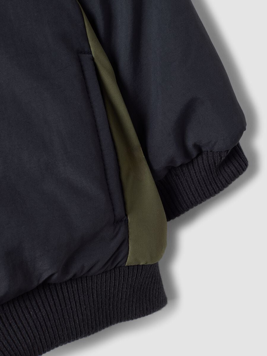 Giubbotto blu scuro con zip e cappuccio_3