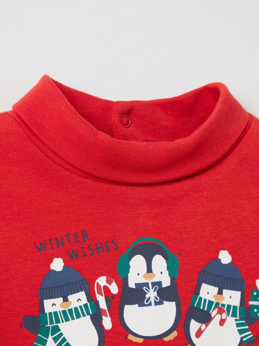 T-shirt a collo alto con stampa natalizia_2