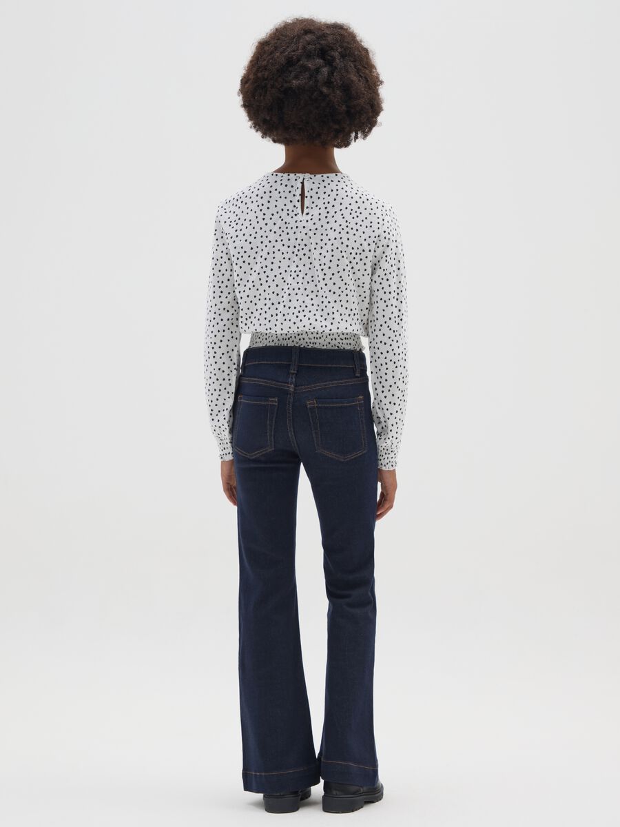 Jeans da ragazza in denim blu flare_2