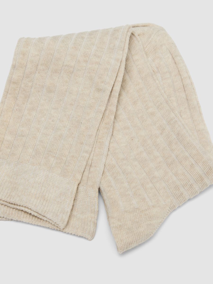 Long beige ribbed socks in pure organic cotton_2