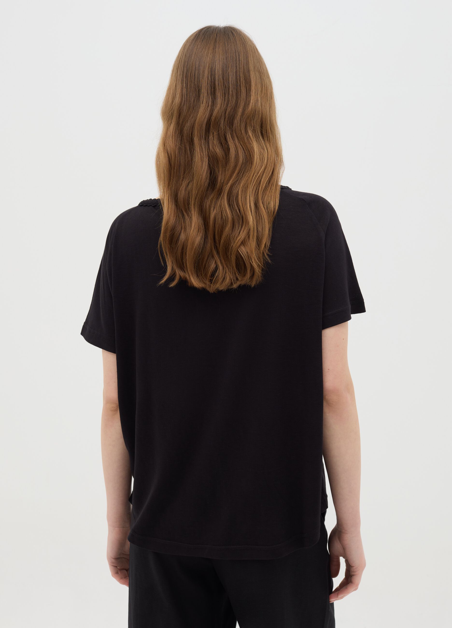 T-shirt da donna in misto viscosa nera regular fit con scollo rotondo