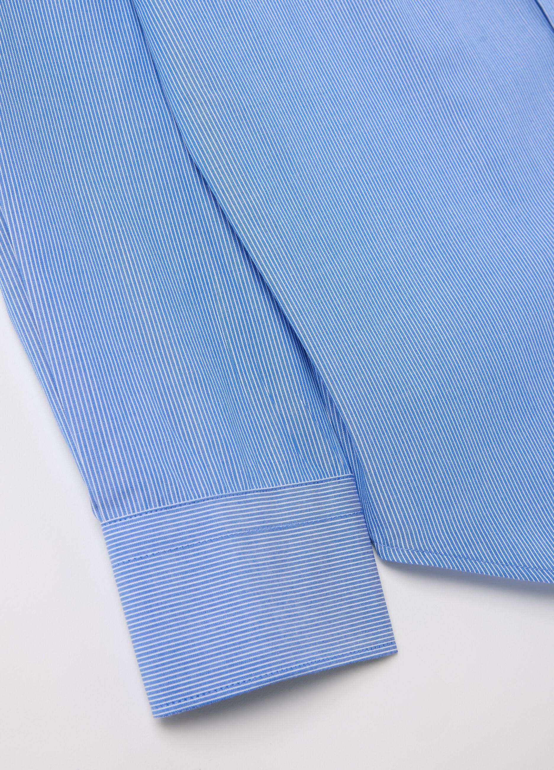 Slim-fit easy-iron shirt with thin stripes