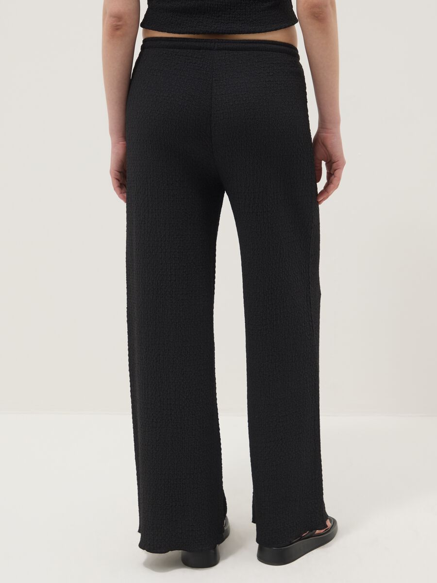 Black stretchy wide-leg trousers with crinkled texture_3