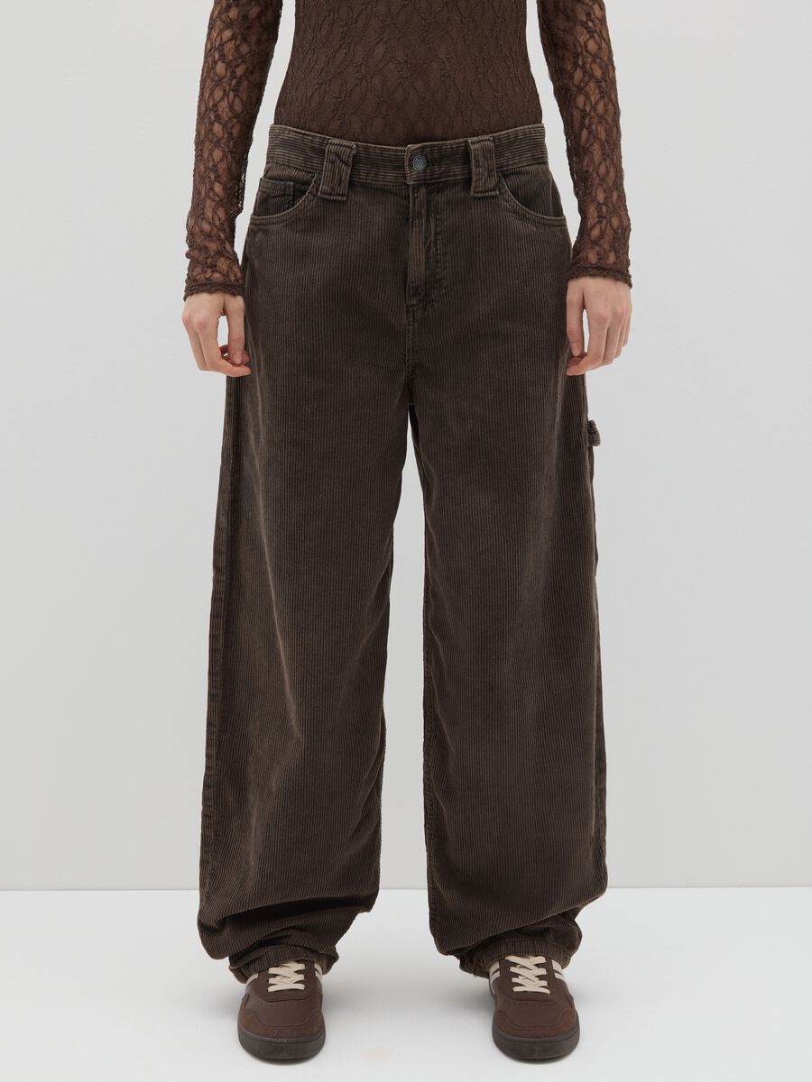 Pantaloni baggy marroni in puro cotone a coste relaxed fit_1
