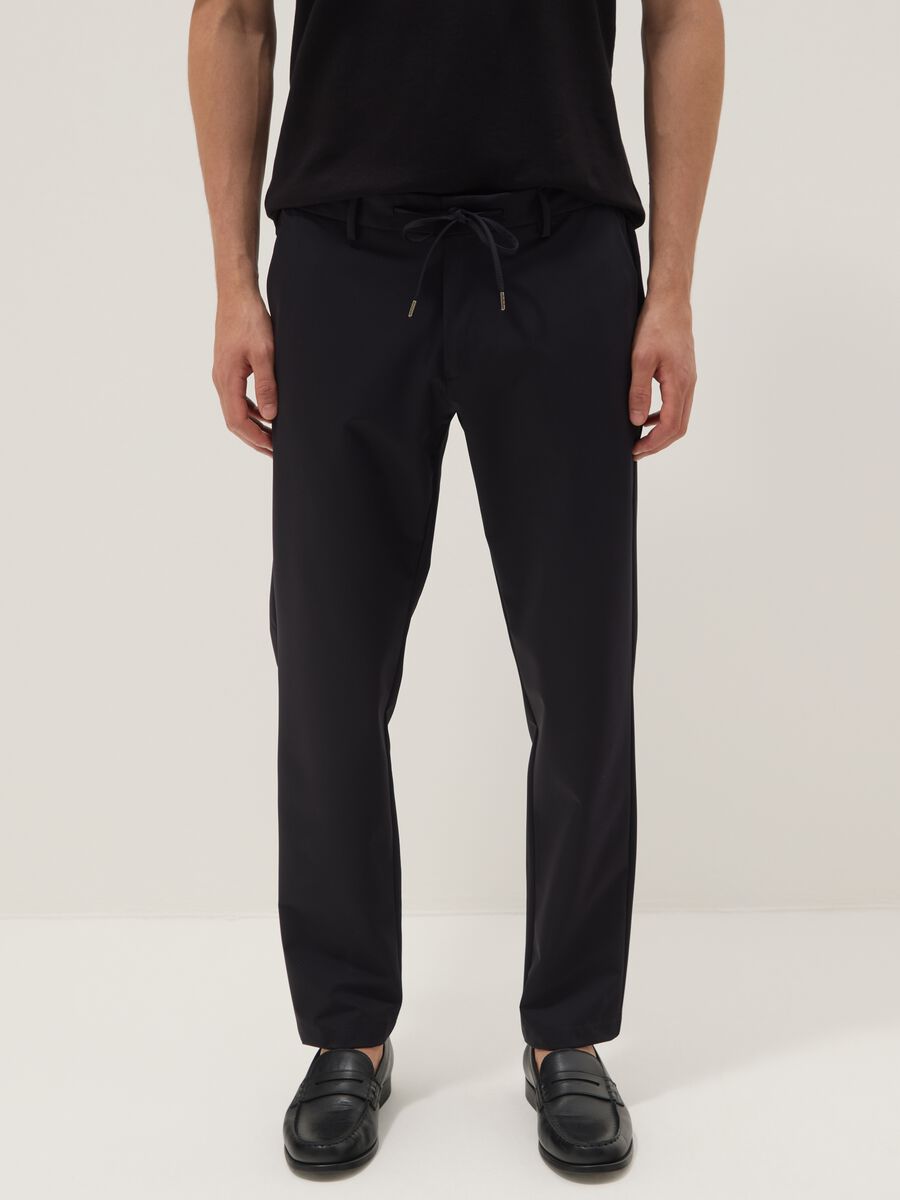 Pantaloni chino neri in tessuto elasticizzato carrot fit_1