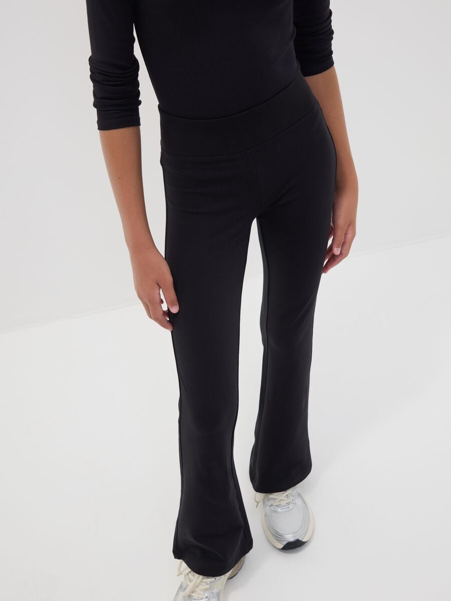 Pantaloni neri flare in cotone organico elasticizzato per ragazza_1