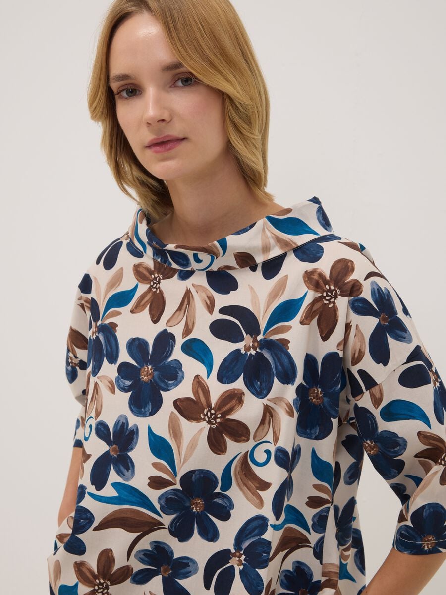 Blusa bianca in cotone elasticizzato con fantasia floreale regular fit_0