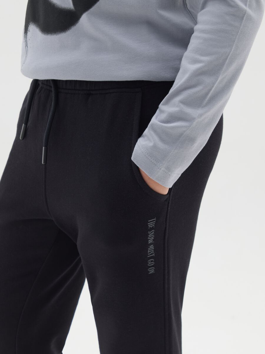 Jogger neri da ragazzo in puro cotone regular fit con scritta_2