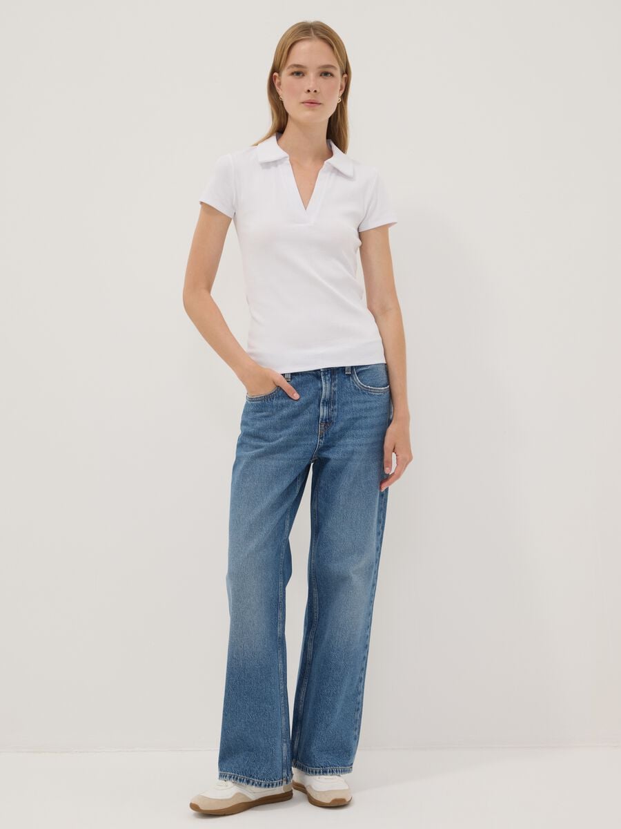 Polo bianca in cotone elasticizzato con scollo a V aperto regular fit_1
