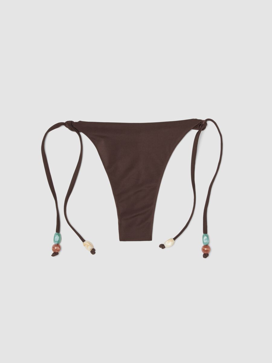Slip bikini in tessuto elasticizzato marrone con laccetti con pietre_4