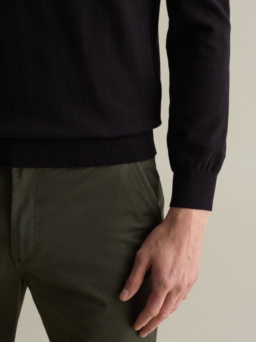 Solid colour pullover with round neck_2