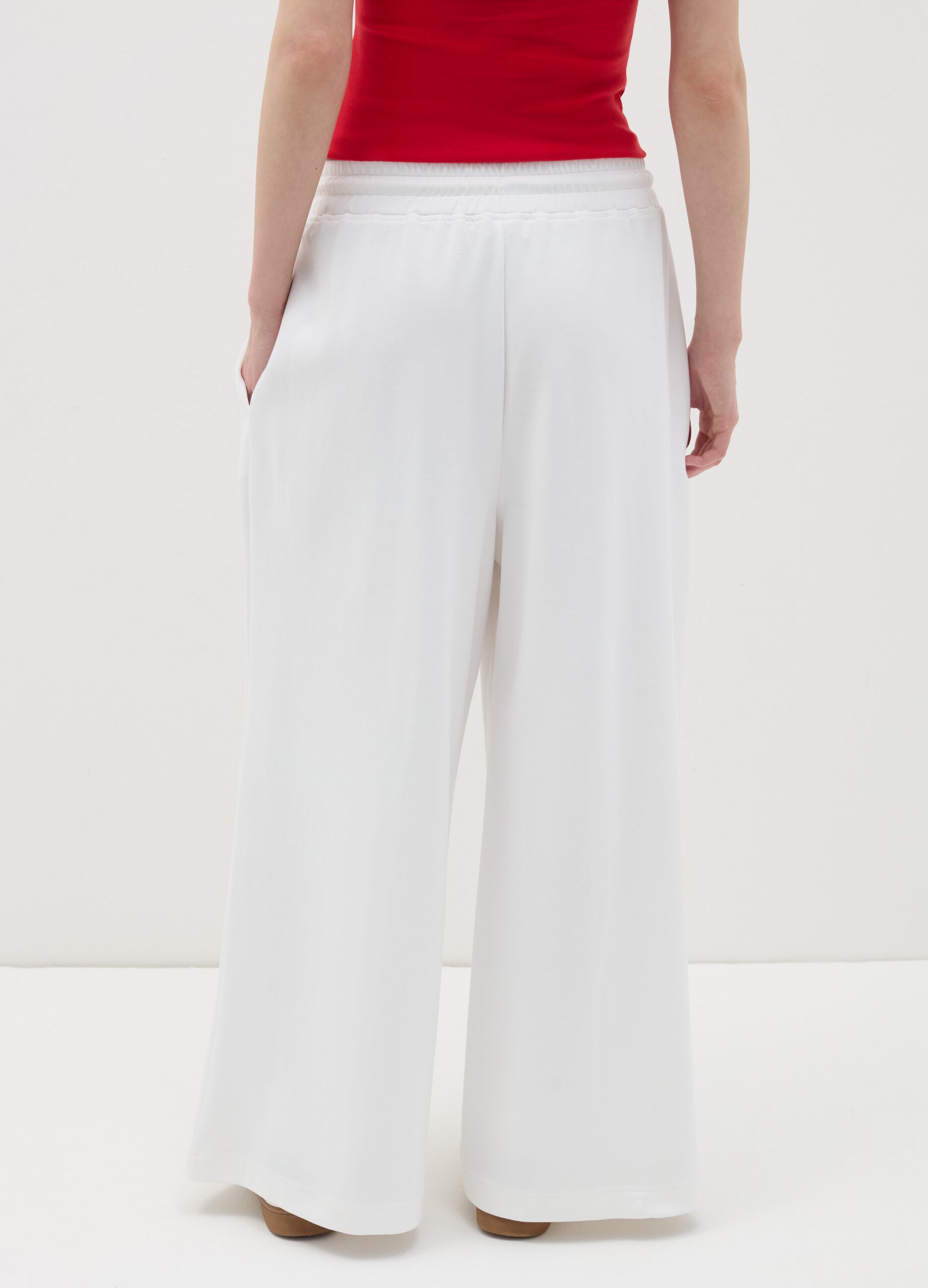 Wide-leg joggers with detail at the waist