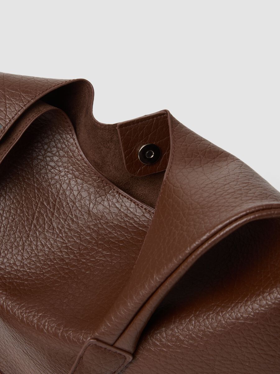 Borsa marrone a spalla effetto martellato con pochette_1